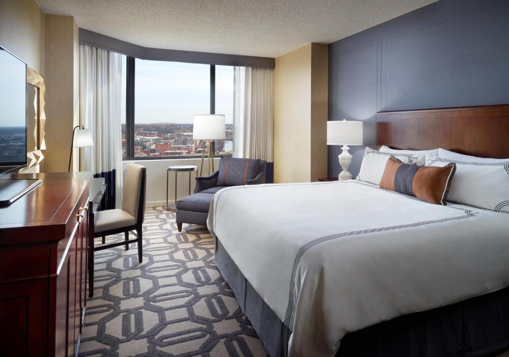 Deluxe Room - 1 King Bed interior